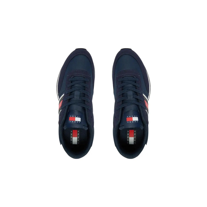 Marineblaue Tommy Hilfiger Herren-Sneaker aus Polyester mit rot-weiß-grauen Streifen an den Seiten.