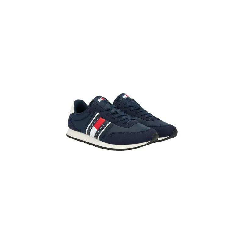 Marineblaue Tommy Hilfiger Herren-Sneaker mit rot-weiß-schwarz gestreiften Seiteneinsätzen aus Polyester.