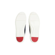 Tommy Hilfiger Herren-Mokassins aus blauem Wildleder mit weißen und roten Gummisohlen und minimalistischem Design auf schwarzen Sneakern