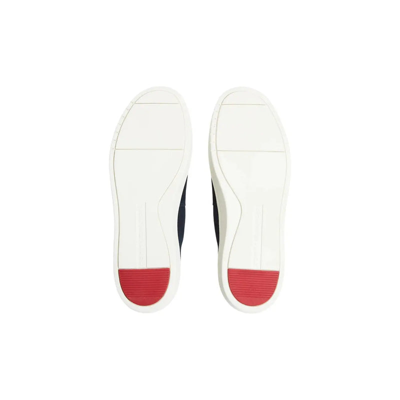 Tommy Hilfiger Herren-Mokassins aus blauem Wildleder mit weißen und roten Gummisohlen und minimalistischem Design auf schwarzen Sneakern