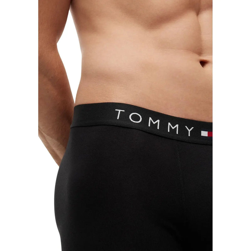 Schwarze Tommy Hilfiger Herren-Boxershorts aus Bio-Baumwolle mit weißem Logo und rot-weiß-blauem Flaggenemblem am Bund