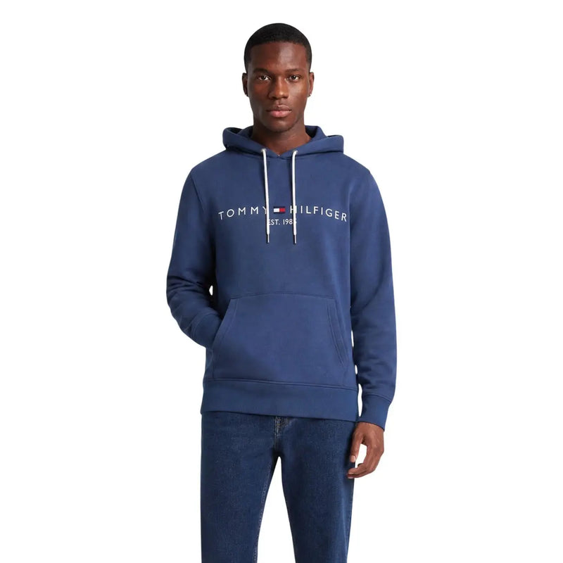 Marineblau Tommy Hilfiger Herren-Baumwollhoodie mit weißen Kordelzügen und Vordertasche für die Freizeit.