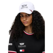Tommy Hilfiger Weiße Herren-Replika-Kappe aus Polyester mit schwarzem Cadillac-Logo und rot-blau gestreiftem Schirm.