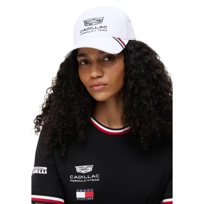 Tommy Hilfiger Weiße Herren-Replika-Kappe aus Polyester mit schwarzem Cadillac-Logo und rot-blau gestreiftem Schirm.