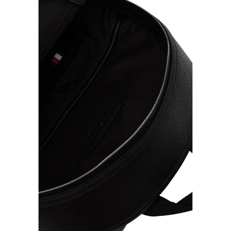 Tommy Hilfiger Herren-Rucksack Central, schwarz, aus strukturiertem Polyurethan, mit dezentem silbernen Reißverschluss und kleinem Markenetikett innen