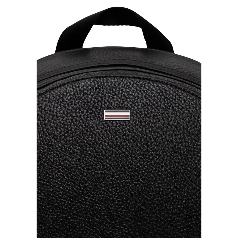 Tommy Hilfiger Herren-Rucksack Central, schwarz, aus strukturiertem Leder, mit silbernem Logo-Patch und roten und weißen Streifen