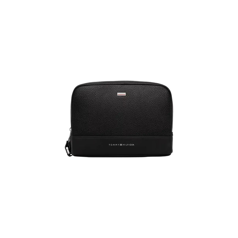Schwarzes, strukturiertes Leder Tommy Hilfiger Herren-Kulturbeutel mit zentralem Fach, elegantem rechteckigem Design und dezentem Logo auf der Vorderseite