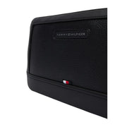 Schwarze Clutch aus genarbtem Leder von Tommy Hilfiger mit dezentem, geprägtem Logo und charakteristischem Flaggen-Etikett, Größe W27, aus Polyurethan.