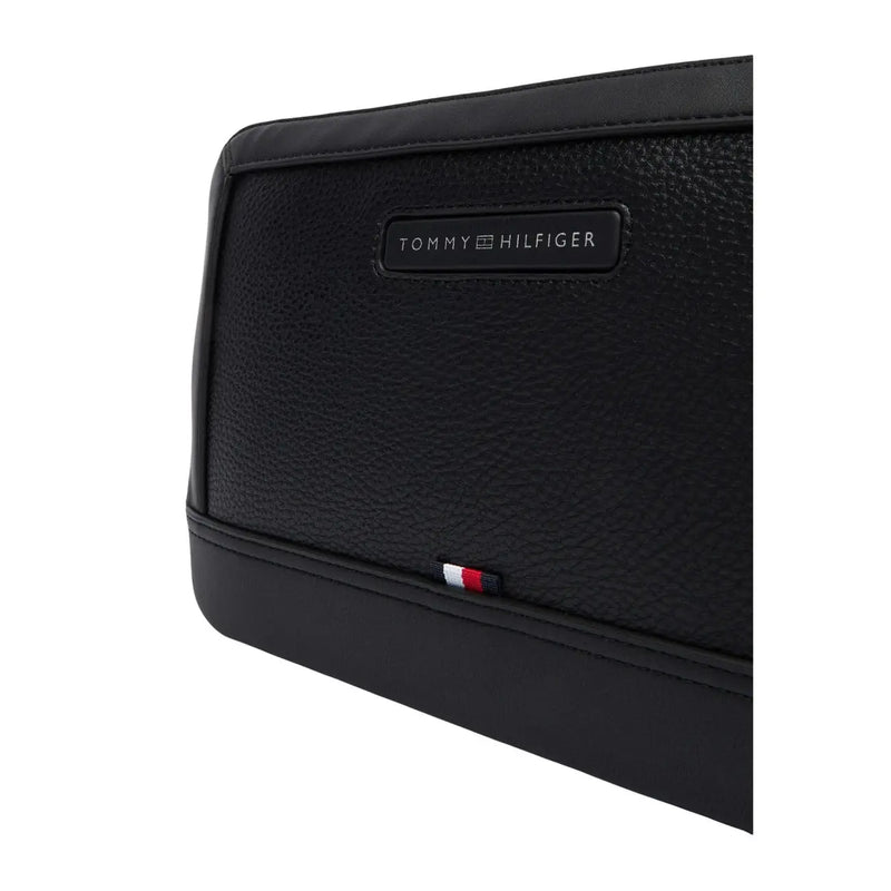 Schwarze Clutch aus genarbtem Leder von Tommy Hilfiger mit dezentem, geprägtem Logo und charakteristischem Flaggen-Etikett, Größe W27, aus Polyurethan.