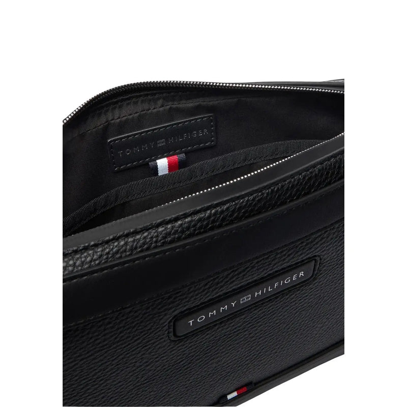 Tommy Hilfiger Schwarze Herren-Umhängetasche aus strukturiertem Leder mit dezentem Logo-Emblem und Flaggenbesatz.