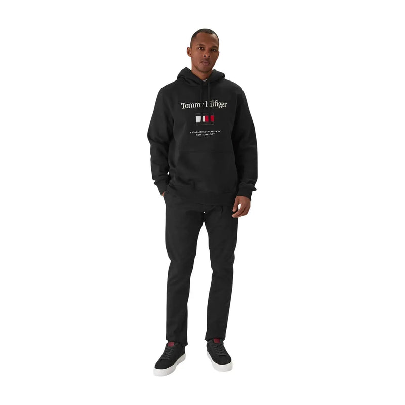 Tommy Hilfiger Schwarzer Herren-Hoodie aus Baumwollmischgewebe mit weißem Logo und rot-weiß-blauem Flaggenemblem auf der Brust