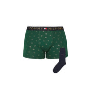 Tommy Hilfiger Grüne Bio-Boxershorts aus Baumwolle für Herren mit dezentem weißen Muster und marineblauen Socken.
