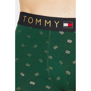 Dunkelgrüne Tommy Hilfiger Herren-Boxershorts aus Baumwolle mit goldenem Logomuster und schwarzem Bund mit goldenem Markennamen