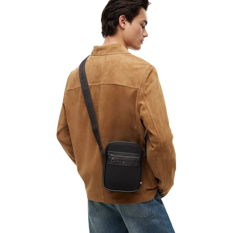 Schwarze Calvin Klein Umhängetasche aus strukturiertem Leder mit elegantem, minimalistischem Design, von der Rückseite gesehen