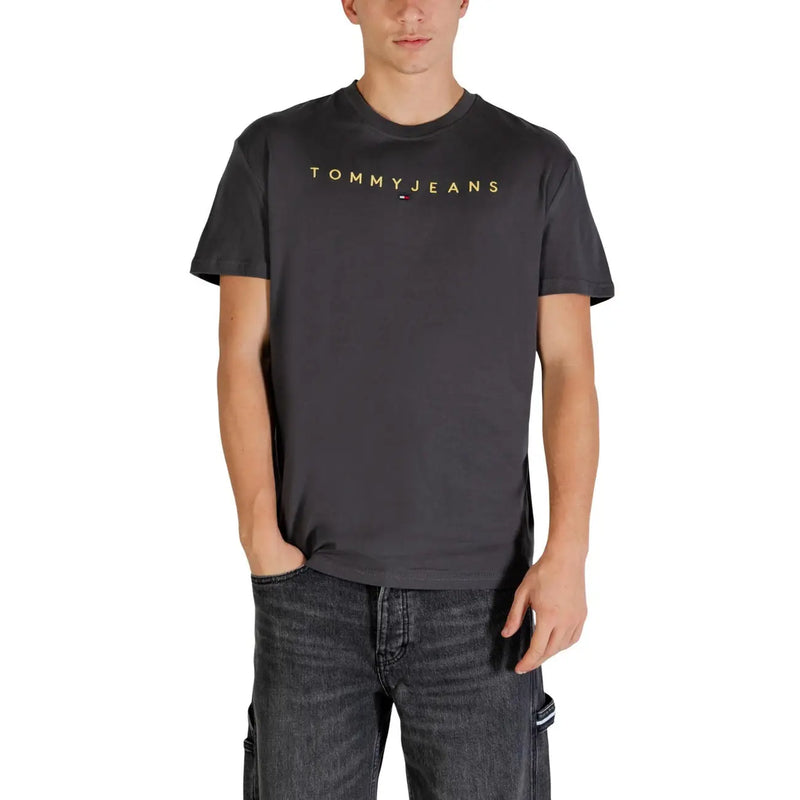 Schwarzes Tommy Jeans T-Shirt mit goldener Schrift auf der Brust im Stil eines grauen Tommy Hilfiger Herren-T-Shirts aus Bio-Baumwolle.