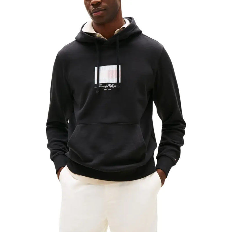 Schwarzer Tommy Hilfiger Herren-Hoodie mit weiß-rot gestreiftem Logo und beigefarbenem Innenfutter aus Bio-Baumwolle