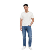 Eine Tommy Hilfiger Herrenjeans Austin Slim Tapered in Blau aus Baumwolle mit mittlerer Waschung und klassischem Fünf-Taschen-Design