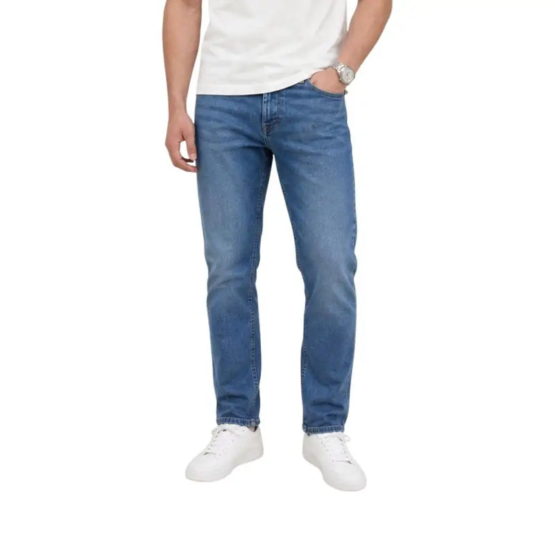Herrenjeans aus mittelblauem Baumwoll-Denim mit schmal zulaufendem Bein und klassischem Fünf-Taschen-Design von Tommy Hilfiger