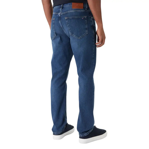 Blaue, schmal geschnittene Tommy Hilfiger Herrenjeans aus Bio-Baumwolle mit klassischem Five-Pocket-Design und braunem Leder-Markenpatch.