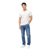 Ein Mann, der Tommy Hilfiger Schmal geschnittene blaue Jeans aus Bio-Baumwolle mit schlichtem weißen Kurzarmhemd t-shirt