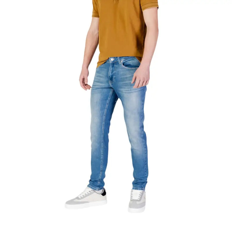 Tommy Hilfiger Herren-Jeans, blau, schmal geschnitten, mit verwaschener Optik, schlichte Vorder- und Gesäßtaschen.