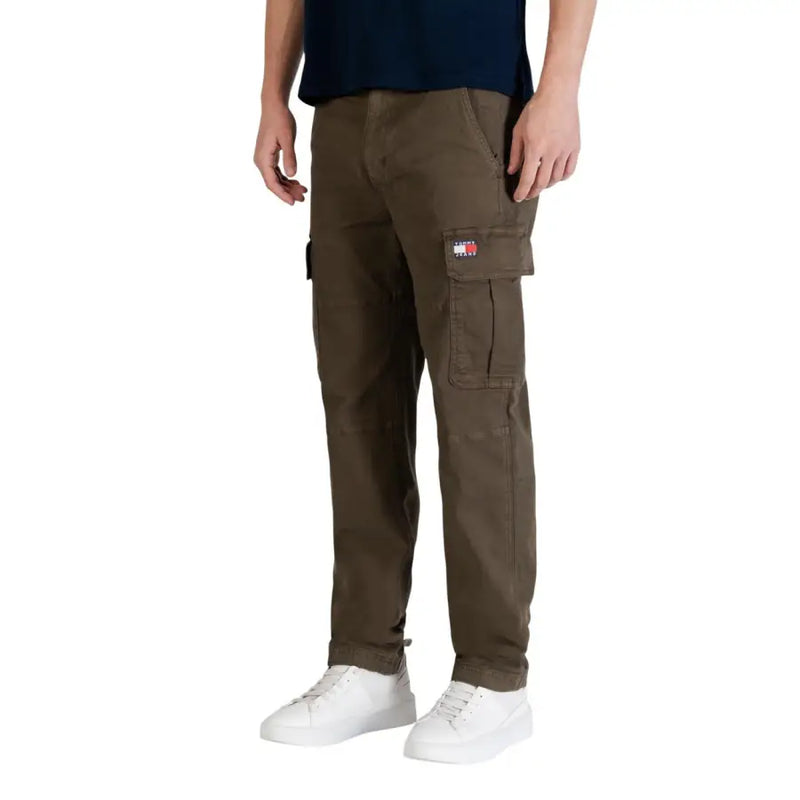 Olivgrüne Tommy Hilfiger Herrenjeans aus Bio-Baumwolle mit mehreren Cargotaschen und Logo-Patch am Oberschenkel
