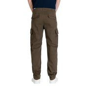 Braune Cargohosen mit mehreren Taschen und strapazierfähigem Material, kombiniert mit grünen Tommy Hilfiger Herrenjeans aus Bio-Baumwolle.