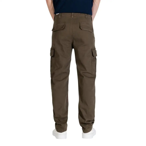 Braune Cargohosen mit mehreren Taschen und strapazierfähigem Material, kombiniert mit grünen Tommy Hilfiger Herrenjeans aus Bio-Baumwolle.