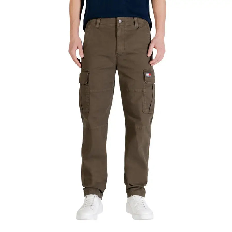 Olivgrüne Tommy Hilfiger Herrenjeans aus Bio-Baumwolle mit Cargohosen, mehreren Taschen und Logo-Patch.