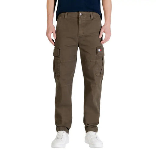 Olivgrüne Tommy Hilfiger Herrenjeans aus Bio-Baumwolle mit Cargohosen, mehreren Taschen und Logo-Patch.