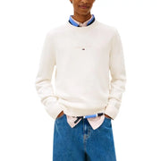 Cremefarbener Tommy Hilfiger Herren-Strickpullover mit Rundhalsausschnitt aus Bio-Baumwolle und dezenter Goldstickerei auf der Brust