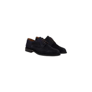 Schwarze Wildleder-Schnürschuhe mit dunklen Schnürsenkeln und niedrigem Absatz von Tommy Hilfiger Weiße Herren-Ledermokassins aus der Kollektion