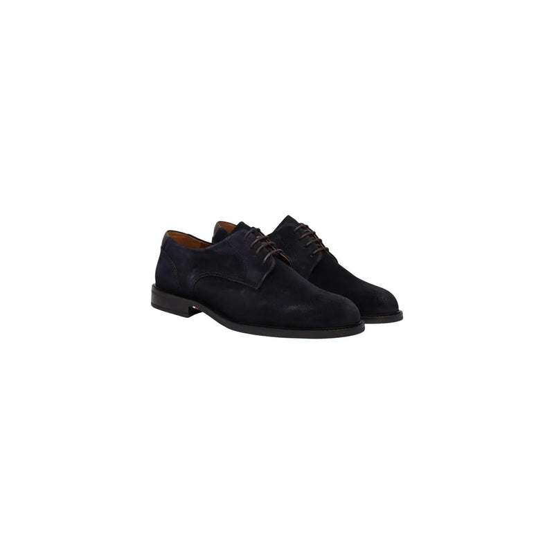 Schwarze Wildleder-Schnürschuhe mit dunklen Schnürsenkeln und niedrigem Absatz von Tommy Hilfiger Weiße Herren-Ledermokassins aus der Kollektion