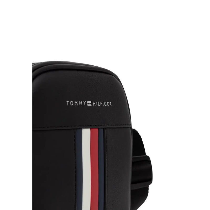 Schwarze Tommy Hilfiger Metro Mini Reporter Umhängetasche mit rot-weiß-blauen Seitenstreifen im Herrenstil