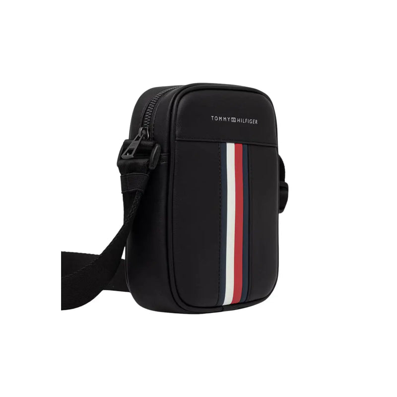 Tommy Hilfiger Schwarze Metro Mini Reportertasche für Herren mit rot-weiß-blauen vertikalen Streifen auf der Vorderseite
