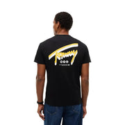 Rückseite eines schwarzen Tommy Hilfiger Herren-T-Shirts aus Bio-Baumwolle mit auffälligem gelb-weißem Logo im NYC-Stil