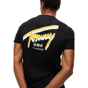 Schwarzes Tommy Hilfiger Herren-T-Shirt aus Bio-Baumwolle mit auffälligem gelb-weißem Logo und NYC-Schriftzug auf der Rückseite