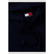 Schwarzer Tommy Jeans Hoodie mit klassischem Logo-Patch und Kordelzug, passend zum blauen Tommy Hilfiger Herren-Sweatshirt aus Bio-Baumwolle.