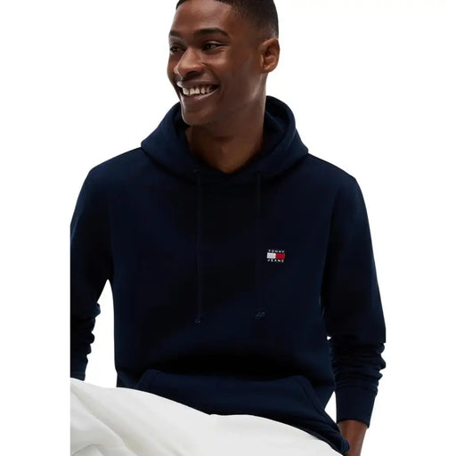 Marineblauer Tommy Hilfiger Herren-Hoodie aus Bio-Baumwolle mit kleinem, gesticktem Logo auf der Brust