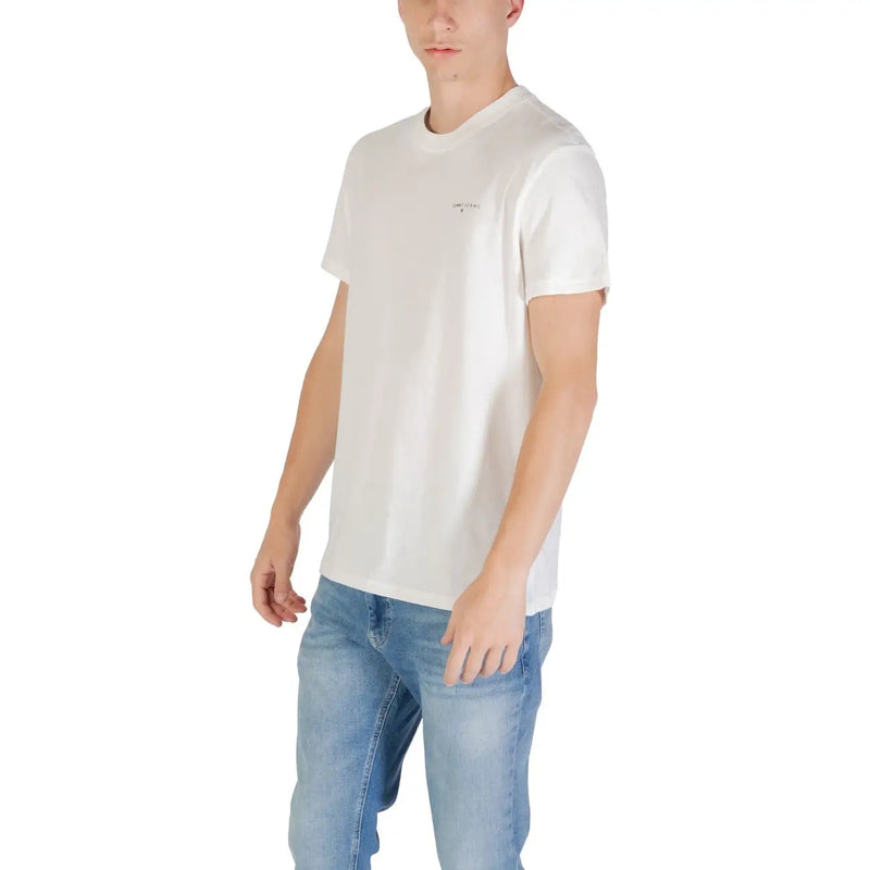 Tommy Hilfiger Beigefarbenes Herren-T-Shirt aus Bio-Baumwolle mit Rundhalsausschnitt und kleinem, gesticktem Logo auf der linken Brustseite.