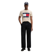 Beigefarbenes Tommy Hilfiger Herren-T-Shirt aus Bio-Baumwolle mit kurzen Ärmeln und auffälligem rot-weiß-blauem Flaggenlogo auf der Brust