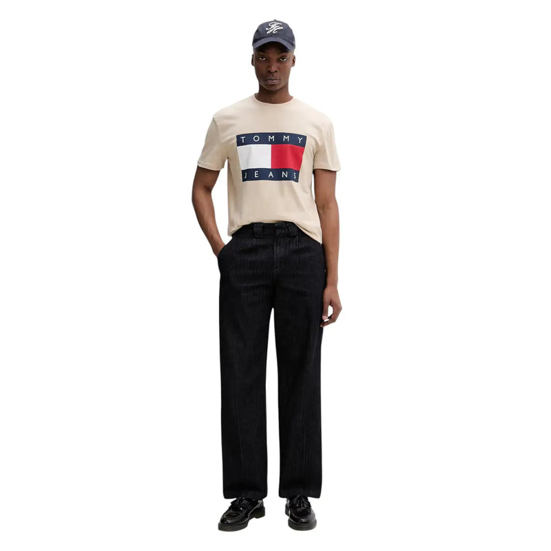 Beigefarbenes Tommy Hilfiger Herren-T-Shirt aus Bio-Baumwolle mit kurzen Ärmeln und auffälligem rot-weiß-blauem Flaggenlogo auf der Brust