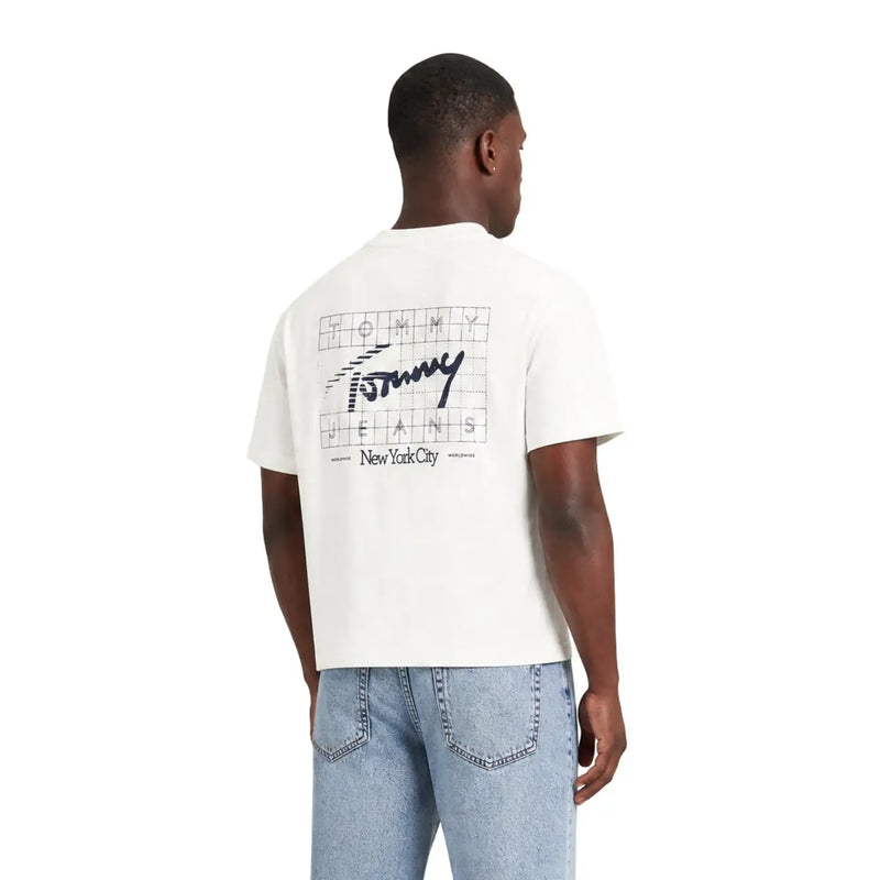 Weißes Tommy Hilfiger Herren-T-Shirt aus Bio-Baumwolle mit schwarzem Gitterlogo, charakteristischer Schrift und New York City-Schriftzug