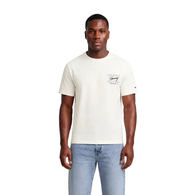 Cremefarbenes Tommy Hilfiger Herren-T-Shirt aus Bio-Baumwolle mit kurzen Ärmeln und dezentem Grafikprint auf der Brust.