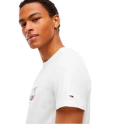 Tommy Hilfiger Weißes Herren-T-Shirt aus Bio-Baumwolle mit Grafikprint auf der Brust und gesticktem Flaggenlogo auf dem Ärmel