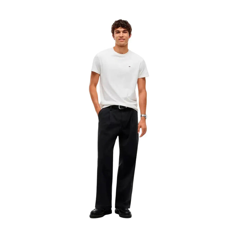 Tommy Hilfiger Weißes Herren-T-Shirt aus Bio-Baumwolle mit kurzen Ärmeln und Rundhalsausschnitt sowie kleinem, gesticktem Logo auf der linken Brustseite.