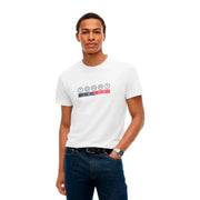 Tommy Hilfiger Weißes Herren-T-Shirt aus Bio-Baumwolle mit auffälligem Tommy-Logo auf rot-blau gestreiftem Vorderteil