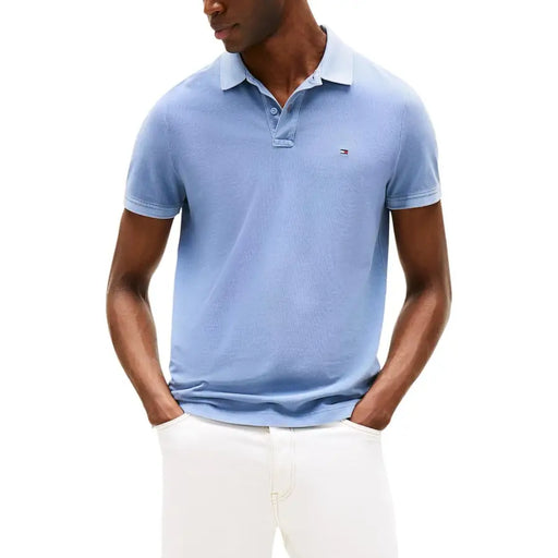 Hellblau Tommy Hilfiger Herren-Poloshirt mit klassischem Kragen, Knopfleiste, kurzen Ärmeln und aus Baumwollgewebe