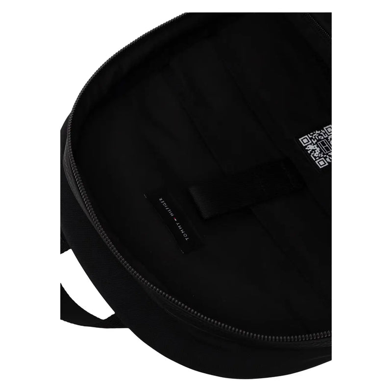 Schwarz Tommy Hilfiger Repreve Herrenrucksack mit elegantem, minimalistischem Design und dezentem Branding, ausgestattet mit 15 cm breiten Reißverschlusstaschen.