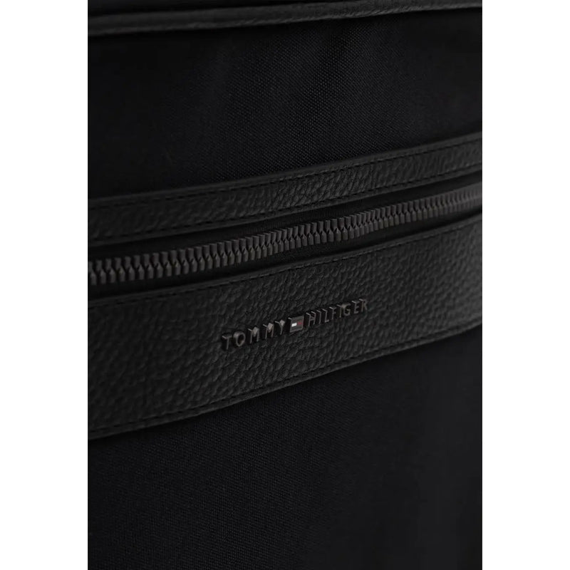 Schwarzer Tommy Hilfiger Repreve Rucksack für Herren mit strukturiertem Lederbesatz und Reißverschlusstaschen, 15 cm breit, in Schwarz